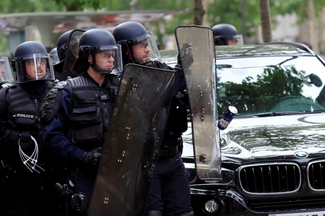 Fransa'da 'İnsan Seli' gösterilerinin ilki gerçekleşti: 79 gözaltı