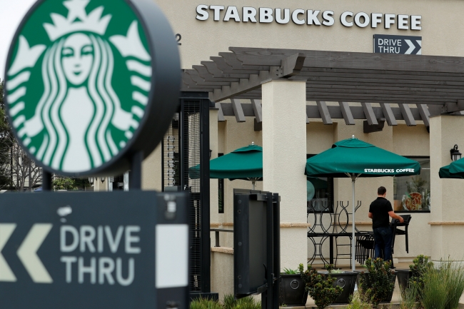 Starbucks 8 bin şubesini ırkçılık eğitimi için kapattı
