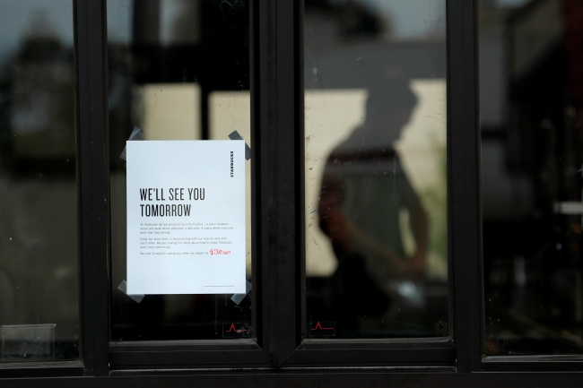 Starbucks 8 bin şubesini ırkçılık eğitimi için kapattı