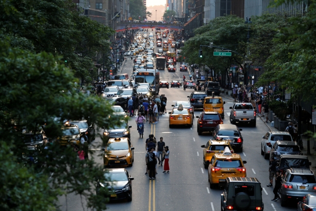 Gökdelenler şehri Manhattan'da trafiği kilitleyen gün batımı