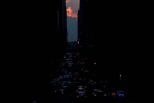 Gökdelenler şehri Manhattan'da trafiği kilitleyen gün batımı