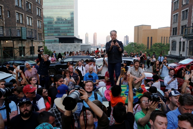 Gökdelenler şehri Manhattan'da trafiği kilitleyen gün batımı