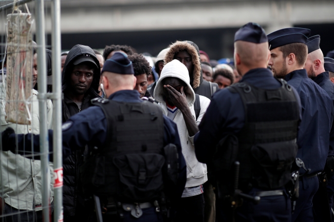 Paris'te polis, göçmen kampını dağıttı