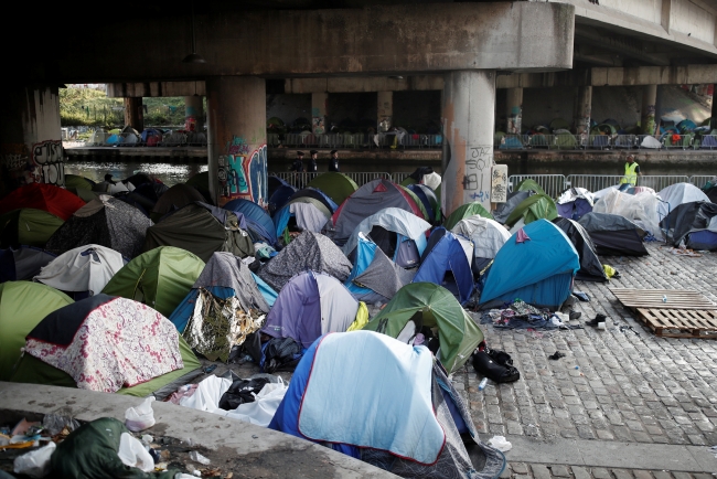 Paris'te polis, göçmen kampını dağıttı