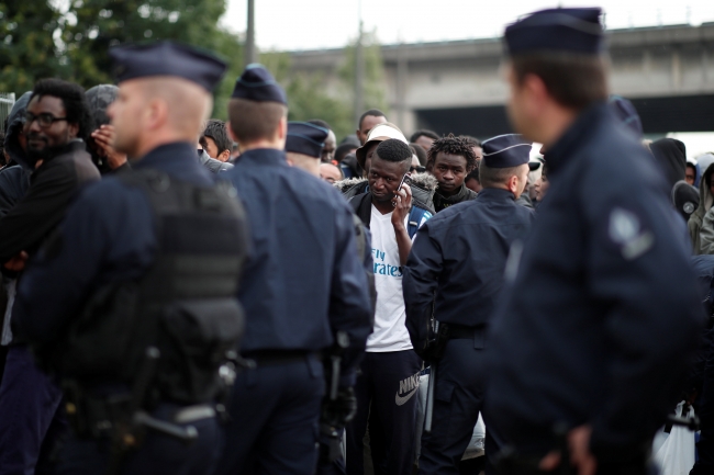 Paris'te polis, göçmen kampını dağıttı
