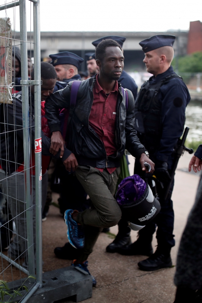 Paris'te polis, göçmen kampını dağıttı