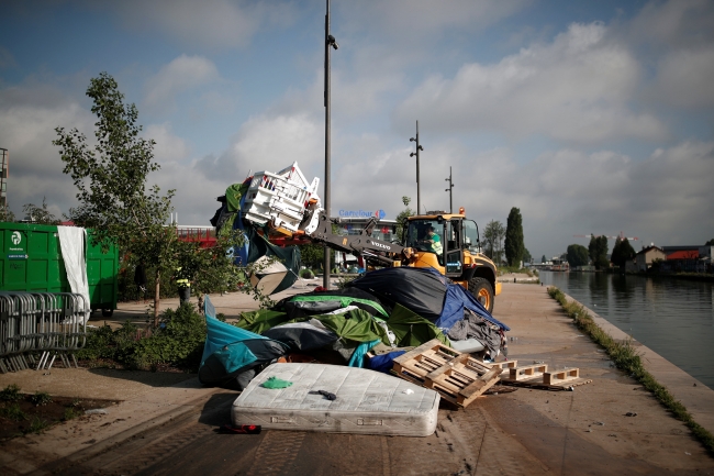 Paris'te polis, göçmen kampını dağıttı