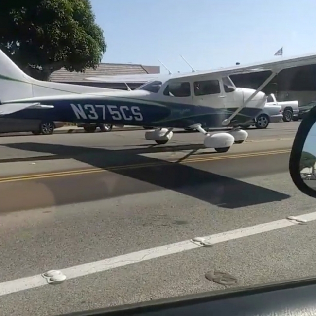 Kaliforniya'da motoru arızalanan uçak, işlek bir caddeye acil iniş yaptı