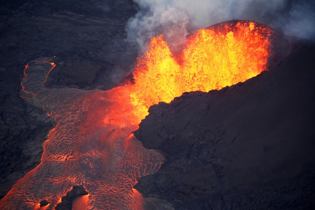 Hawaii'deki yanardağ felaketi uydudan görüntülendi