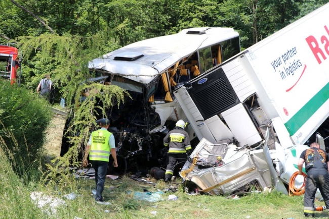 Polonya’da okul servisi kaza yaptı: 48 yaralı