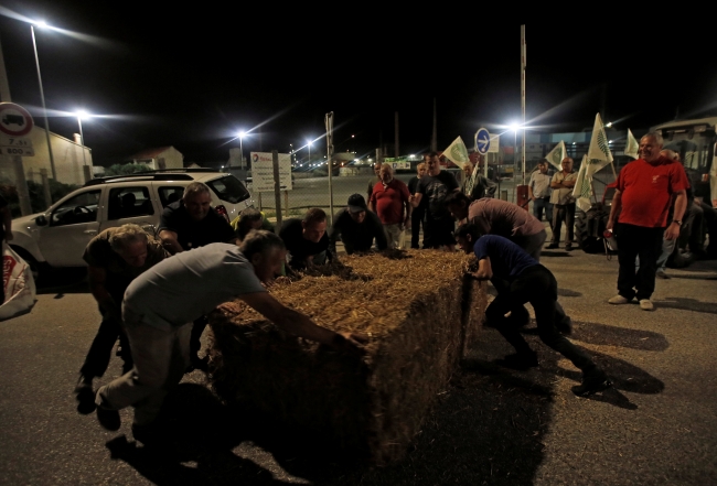 Fransa'daki çiftçilerden barikatlı protesto
