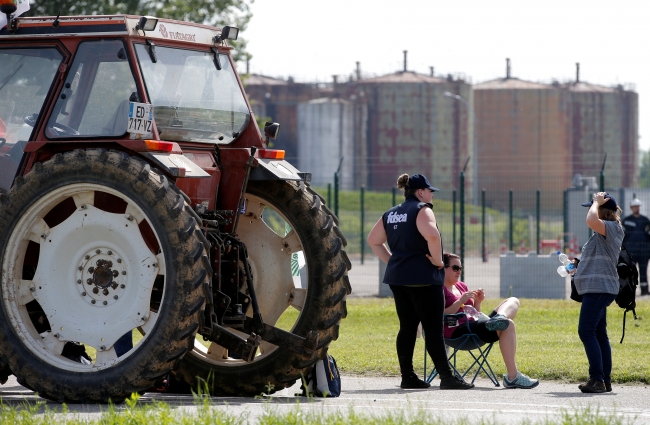 Fransa'daki çiftçilerden barikatlı protesto