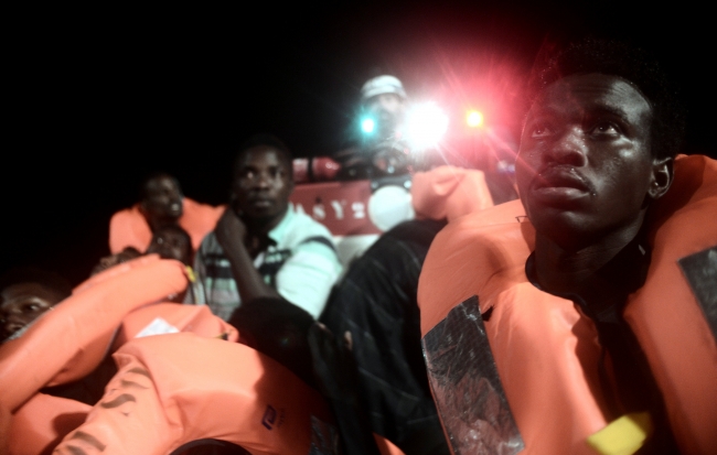 İtalya, göçmenleri taşıyan kurtarma gemisine limanlarını kapattı