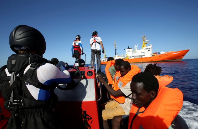 Korsika Adası göçmenleri taşıyan kurtarma gemisine kucak açtı