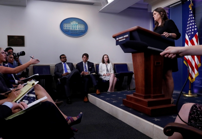 Beyaz Saray Sekreteri Sarah Sanders'ın zor anları