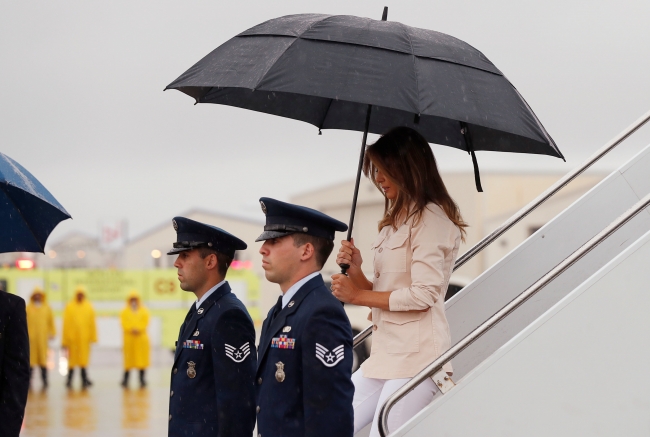 Melania Trump Meksika sınırında göçmen aileleri ziyaret etti