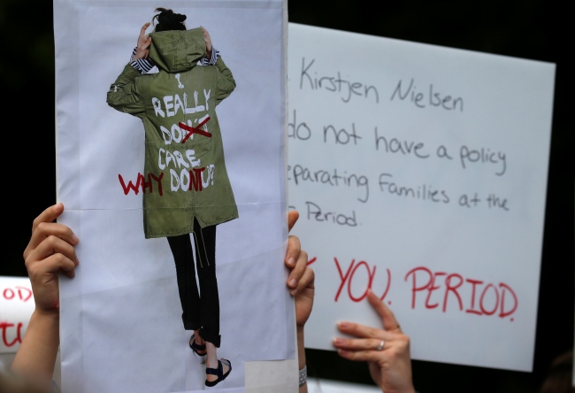 Melania Trump'ın ceketindeki yazı tartışma yarattı