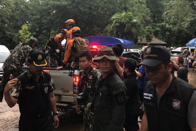 Tayland’da 13 kişi su basan mağarada mahsur kaldı