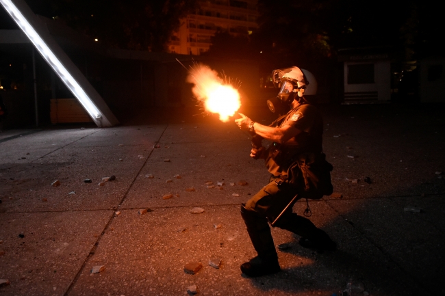Yunanistan'da göstericilerle polis arasında çatışma