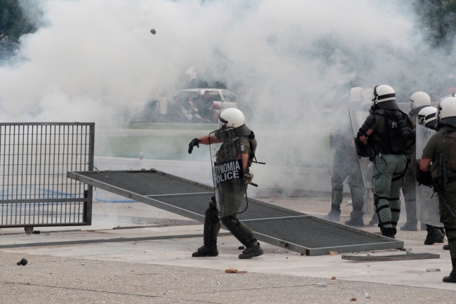 Yunanistan'da göstericilerle polis arasında çatışma