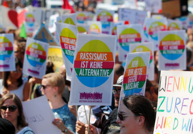 Almanya'nın ırkçı partisi AfD'ye protesto