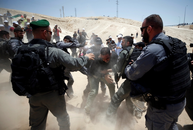 İsrail askerleri Filistinli kadının başörtüsünü yırtarak yerde sürükledi