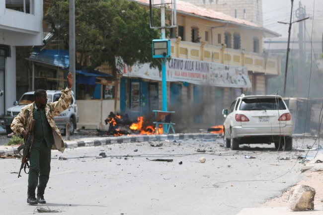 Somali'de bakanlığa bombalı saldırı: 10 ölü