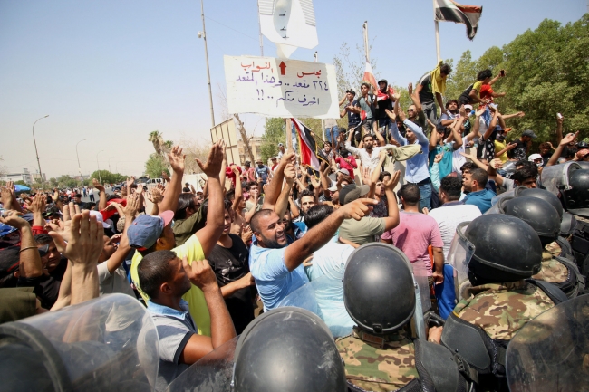 Irak'ta göstericilerin üzerine araç sürüldü