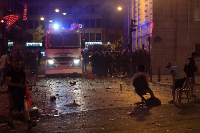 Fransa'da zafer kutlamaları çatışmaya dönüştü