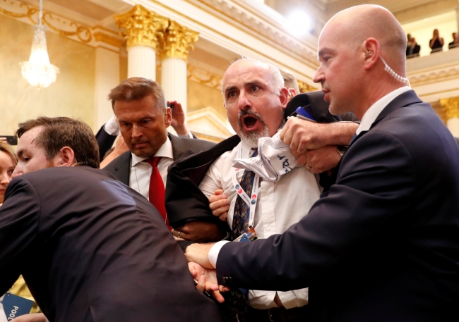 Trump-Putin zirvesini protesto eden gazeteci yaka paça atıldı