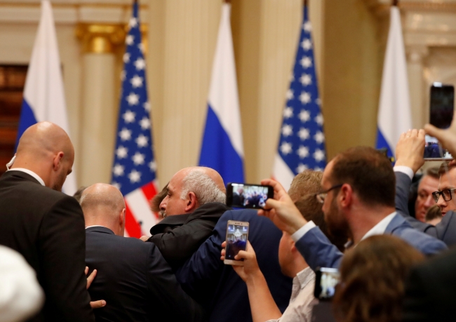 Trump-Putin zirvesini protesto eden gazeteci yaka paça atıldı