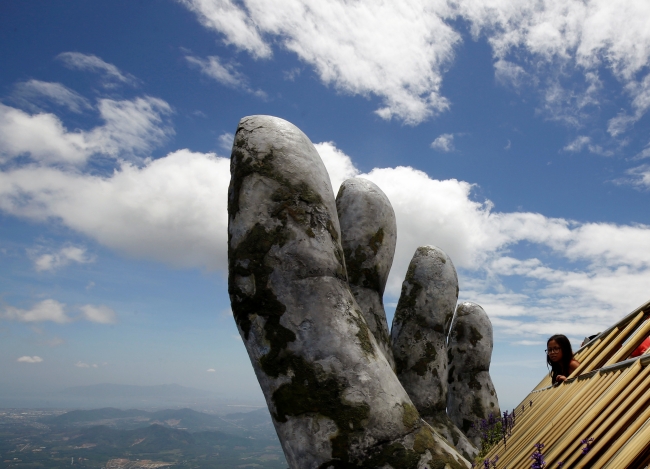 Devasa eller arasında yürüyüş yolu: Vietnam Altın Köprü