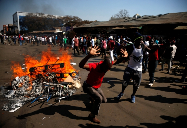 Zimbabve'de ordu sokağa indi
