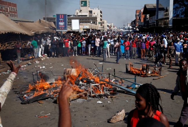 Zimbabve'de ordu sokağa indi