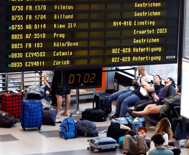 Avrupa'daki havayolu krizi sürüyor