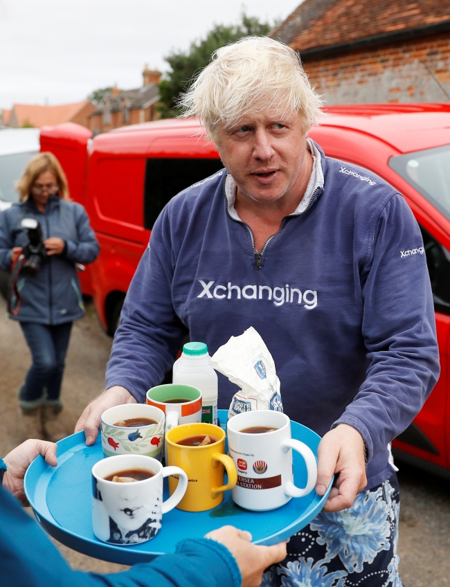 Boris Johnson peçe sorularını cevaplamayı reddetti, çay ikram etti