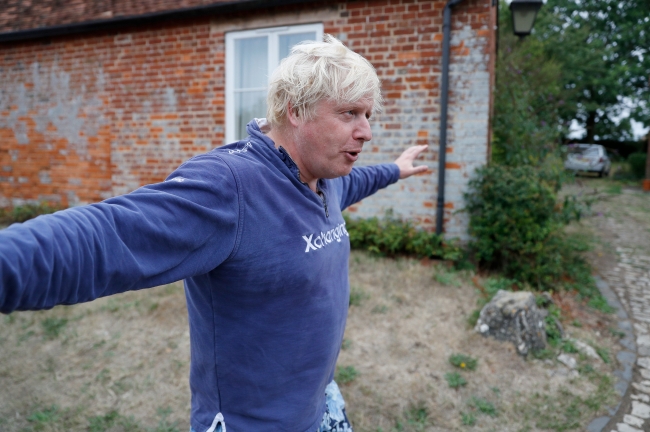 Boris Johnson peçe sorularını cevaplamayı reddetti, çay ikram etti