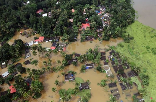Hindistan'da sel ve heyelanda mahsur kalan binlerce kişi kurtarıldı