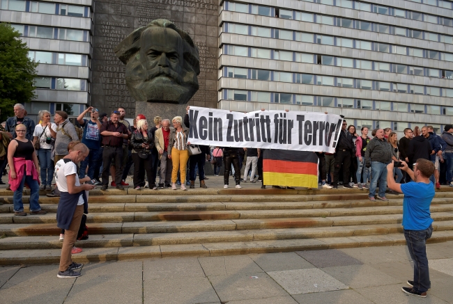 Almanya'daki ırkçı gösterilerde tansiyon yükseliyor