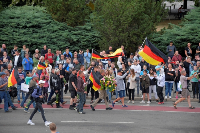 Almanya'daki ırkçı gösterilerde tansiyon yükseliyor