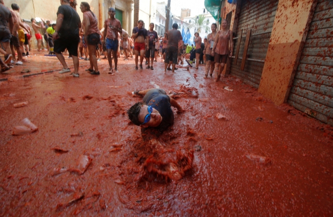 Binlerce insan İspanya'nın "La Tomatina" festivalinde bir araya geldi