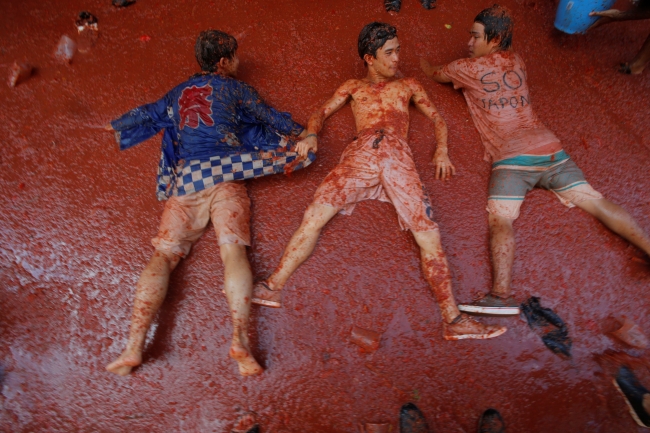 Binlerce insan İspanya'nın "La Tomatina" festivalinde bir araya geldi