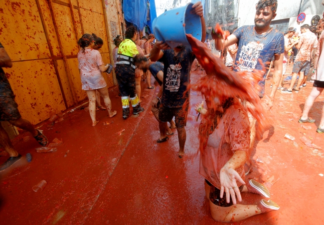 Binlerce insan İspanya'nın "La Tomatina" festivalinde bir araya geldi