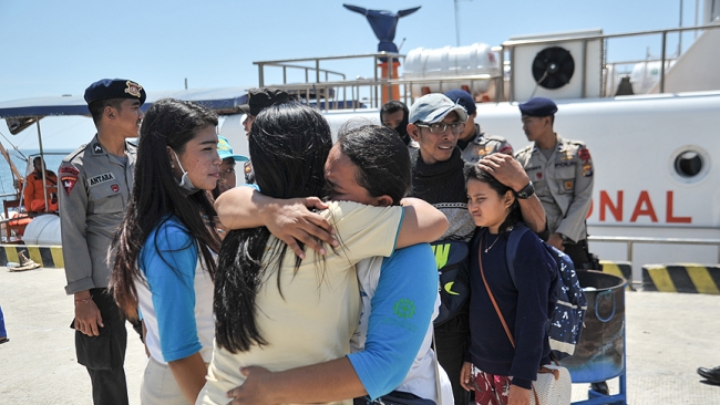 Depremle sarsılan Endonezya'da turistler tahliye ediliyor