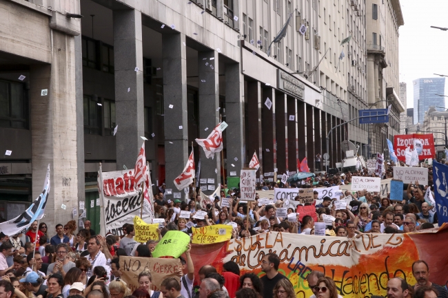 Arjantin'de öğretmenler 23 okulun kapatılmasını protesto etti