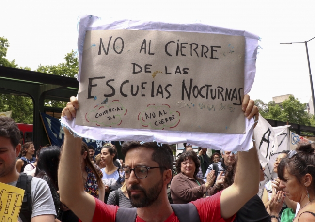 Arjantin'de öğretmenler 23 okulun kapatılmasını protesto etti