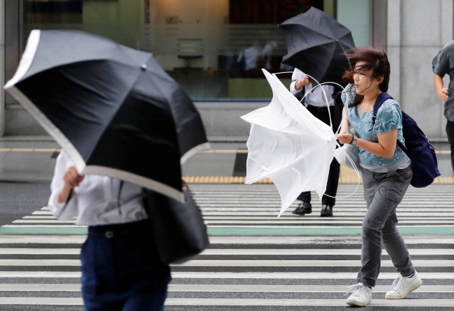Japonya'yı son 25 yılın en kuvvetli tayfunlarından biri vurdu