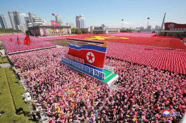 Kuzey Kore 70'inci yılını "barış havasında" kutladı