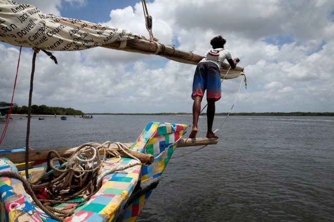 Kenyalıların plastik teknesi denizle buluştu