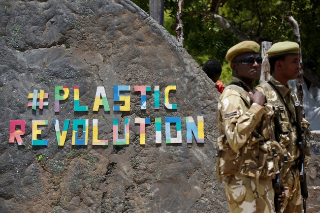 Kenyalıların plastik teknesi denizle buluştu